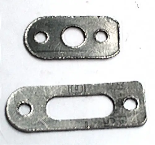 Zwei Dichtungen aus Metall, eine mit einem ovalen und einer mit einem runden Loch, passend zu Daikin-Produkten, für die Verwendung in Heizsystemen.